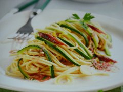 ricetta-facile-e-veloce-tagliolini-alle-acciughe-e-zucchine